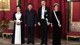 El presidente de la República Popular China, Xi Jinping, y su esposa, Peng Liyuan, junto a los Reyes de España