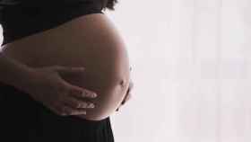 Una mujer embarazada espera el primero de sus hijos / PIXABAY