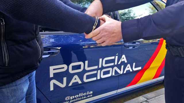 Agentes de la Policía Nacional se llevan detenido a un hombre / EP