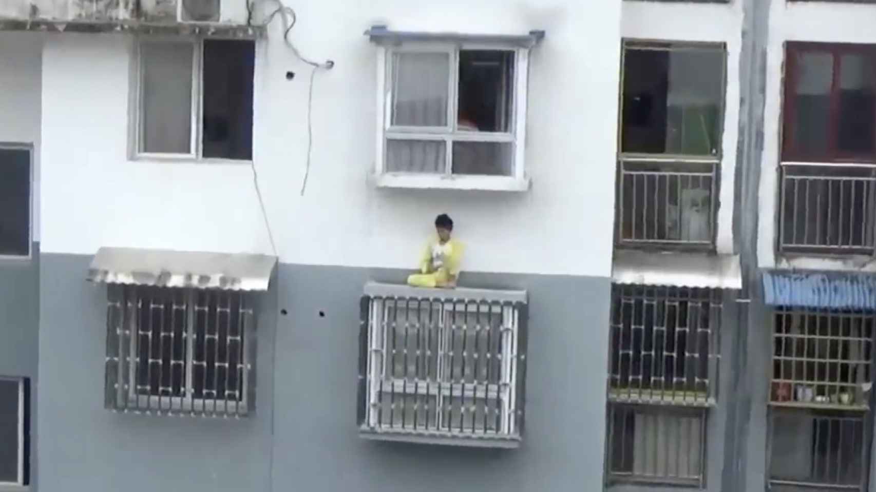 Una foto de la niña en la cornisa de la ventana