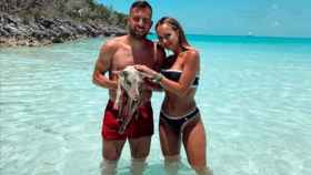 Jordi Alba y Romarey Ventura de vacaciones en las Bahamas. Se bañan en Pig Island