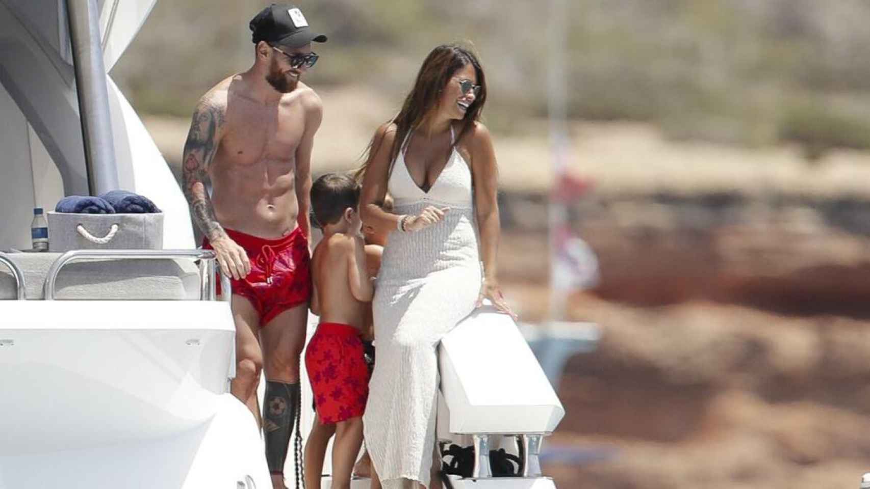Antonella Roccuzzo y Messi en un yate en Ibiza   EFE