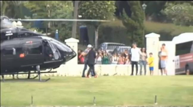 Neymar baja del helicóptero