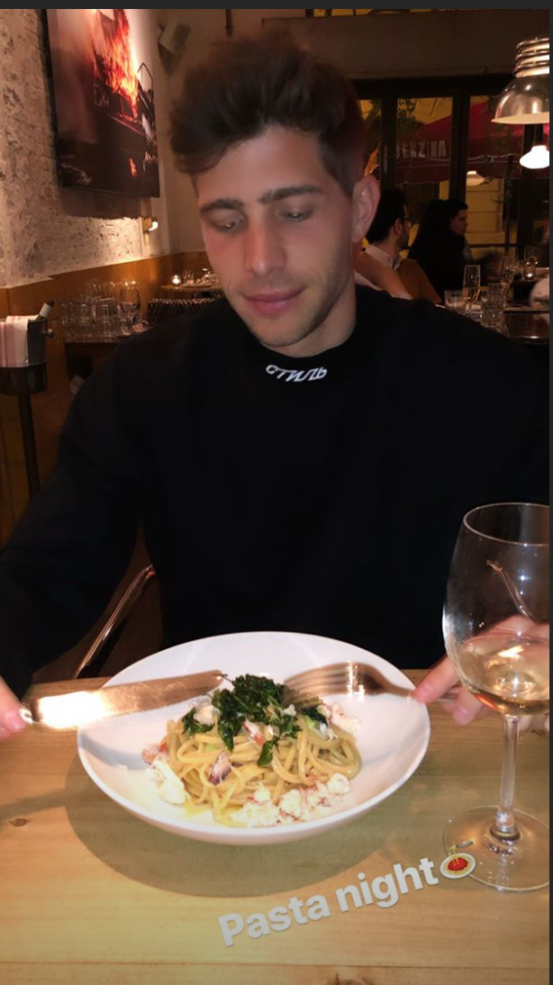 Sergi Roberto degusta un plato de pasta