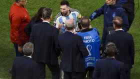Messi se dirige a Van Gaal tras la victoria de Argentina ante Países Bajos / EFE