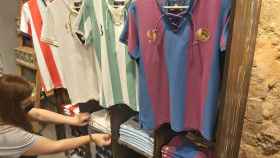 Camisetas retro que simulan antiguos uniformes de Barça, Betis, Madrid y Atlético / L.R.