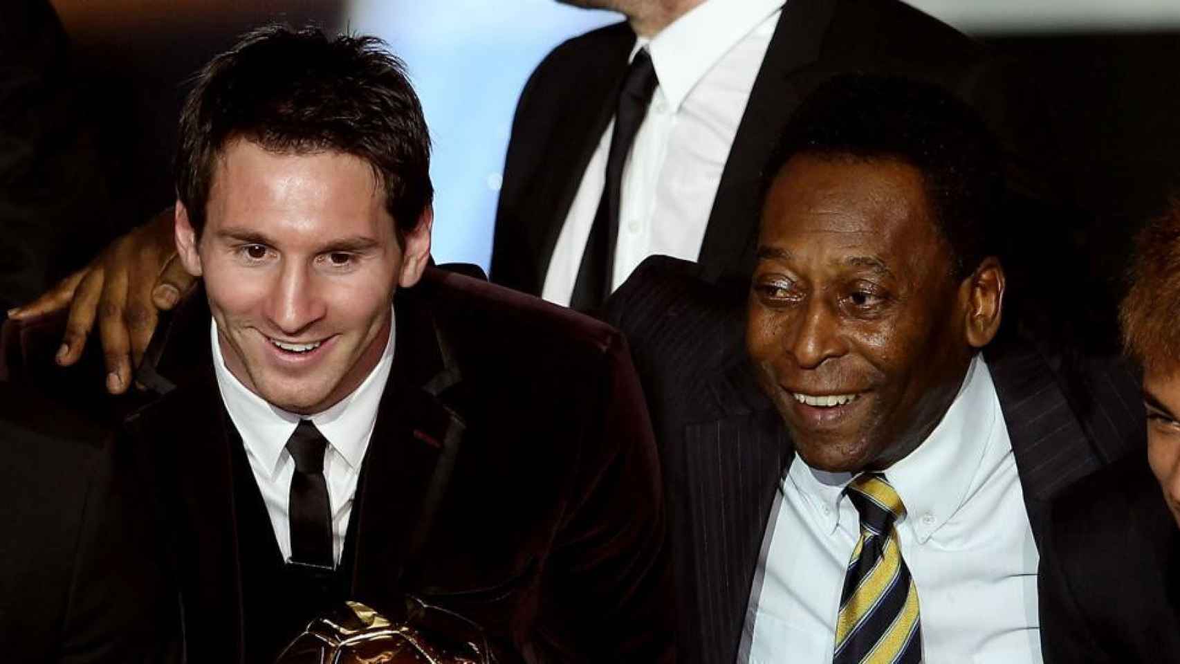 Messi posa con Pelé tras recibir el Balón de Oro/ Twitter