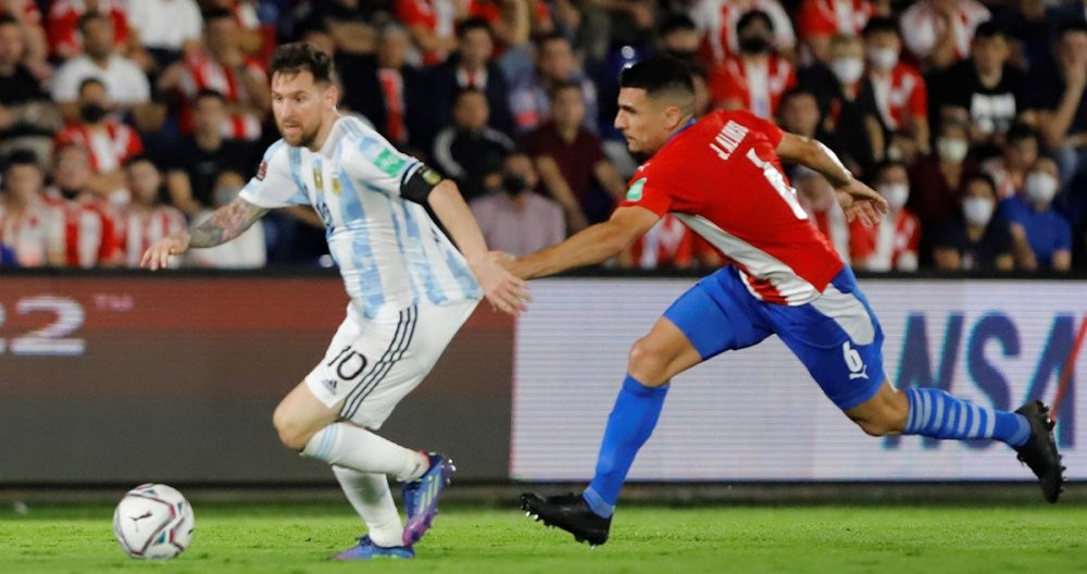 Lionel Messi escapando de la marca de un defensor paraguayo / EFE