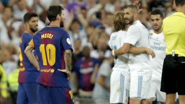 Messi asiste a la celebración de un gol de Benzema con el Real Madrid / EFE