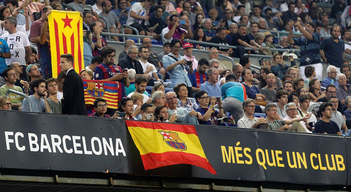 Una estelada y una bandera española, en el Camp Nou / EFE