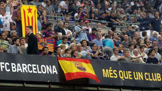 Una estelada y una bandera española, en el Camp Nou / EFE