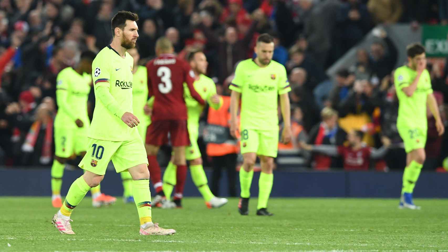 Leo Messi, cabizbajo, en la derrota ante el Liverpool en Champions | EFE