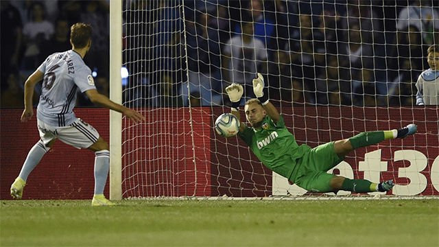 Jasper Cillessen (Valencia) parando un penalti a Denis Suárez (Celta) / Twitter