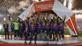El FC Barcelona, celebrando el título de Supercopa de España / EFE