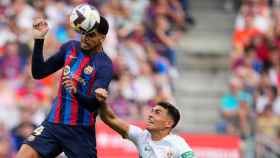 Ronald Araujo cabecea un balón durante el partido del Barça ante el Elche EFE