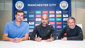 Pep Guardiola firma su renovación con el Manchester City junto a Ferran Soriano y Txiki Begiristain / MC