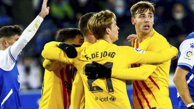 Nico González, celebrando un gol con Frenkie de Jong contra el Alavés / EFE