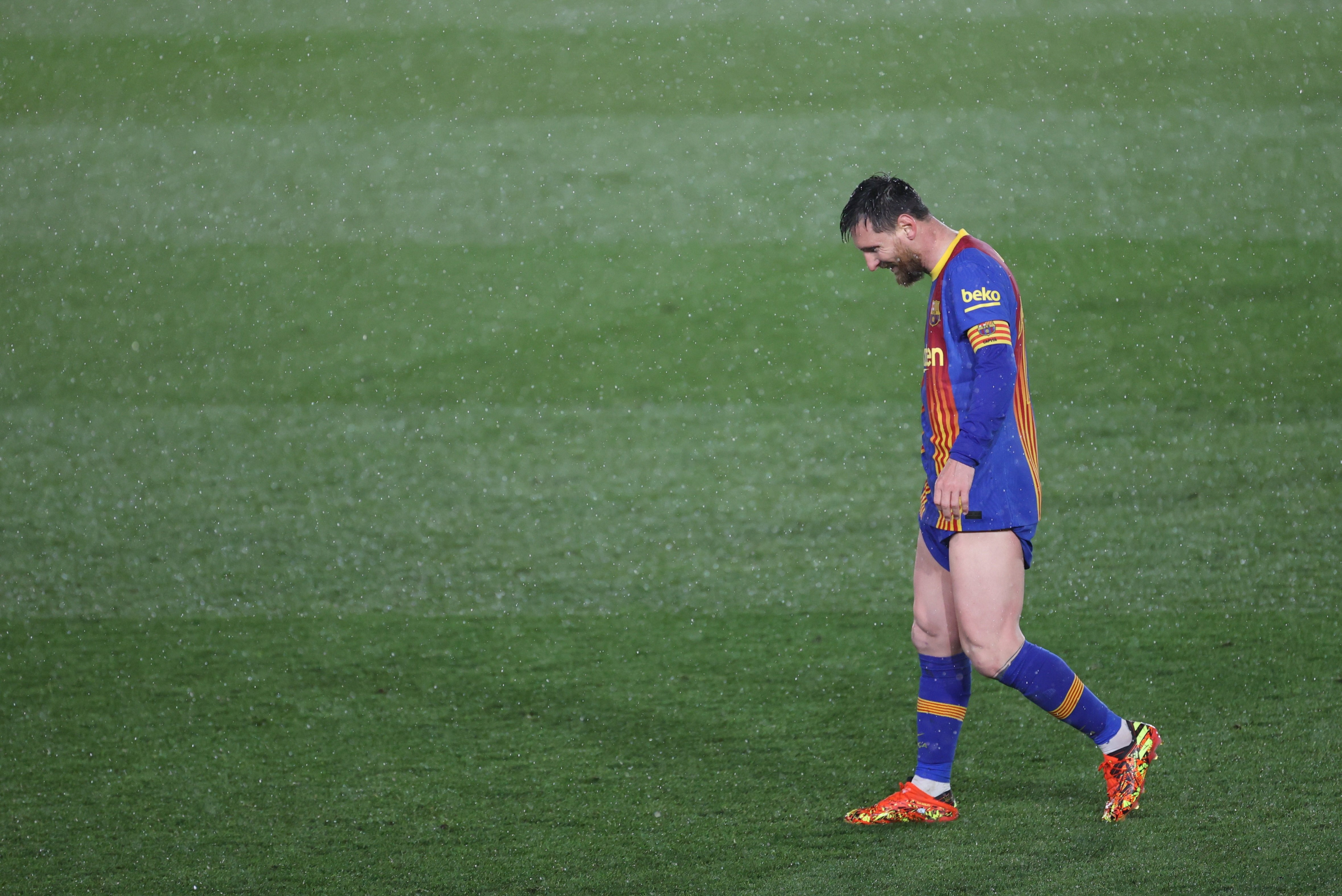 Leo Messi, lamentando la derrota contra el Real Madrid | EFE