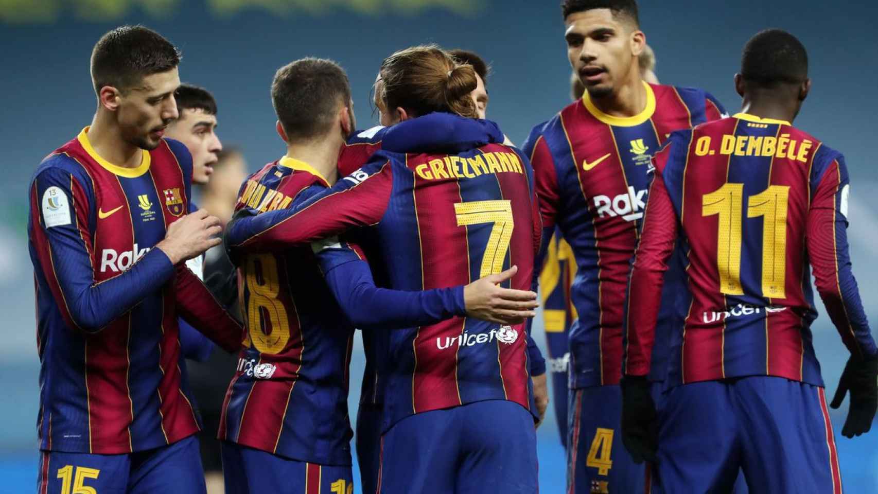 Griezmann celebrando con sus compañeros de equipo uno de sus goles ante el Athletic en la final de la Supercopa de España / FC BARCELONA