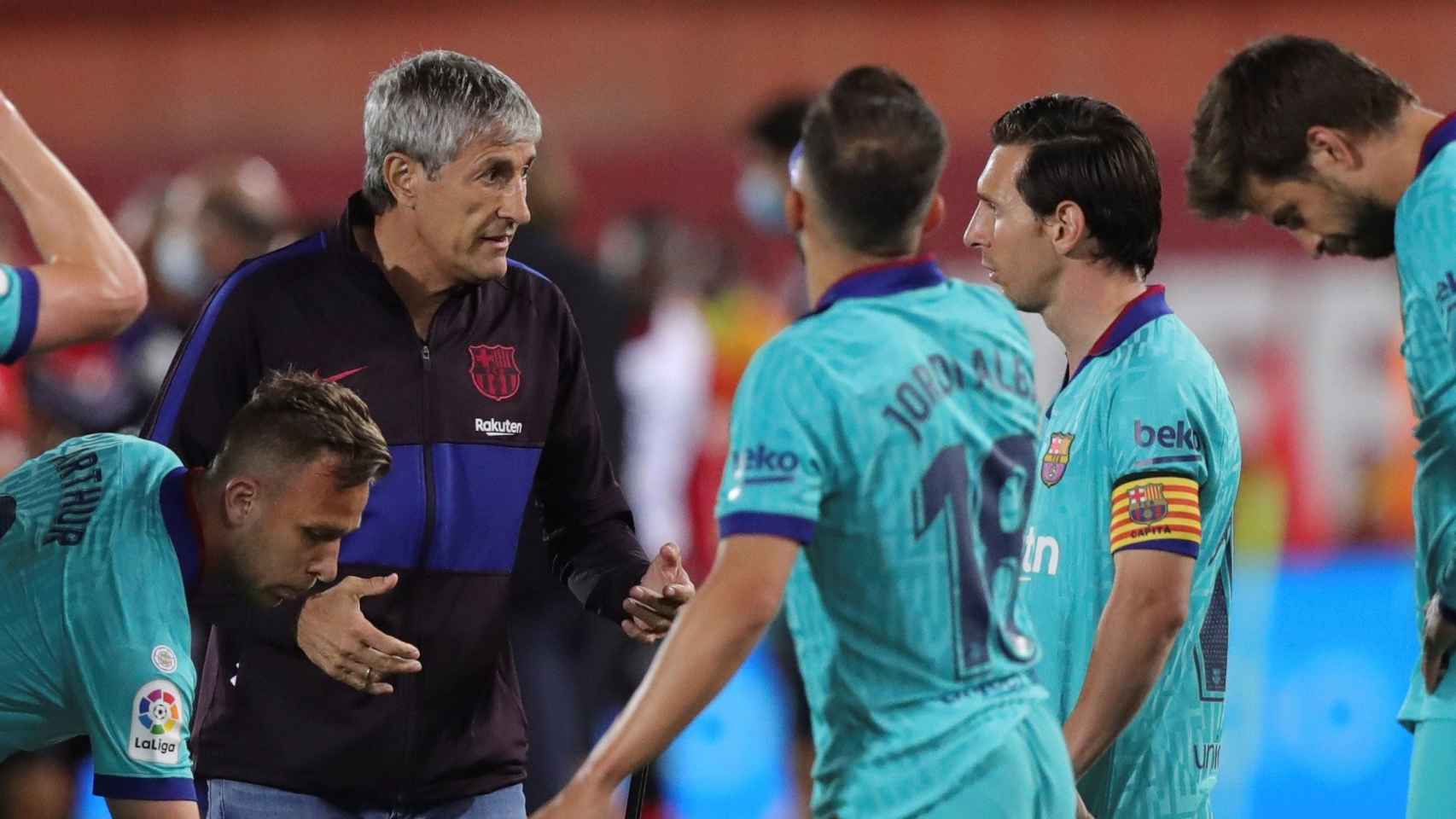 Quique Setién habla con Messi y Jordi Alba en un parón para hidratarse / EFE