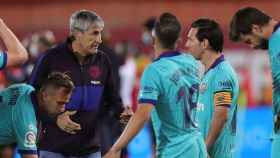 Quique Setién habla con Messi y Jordi Alba en un parón para hidratarse / EFE