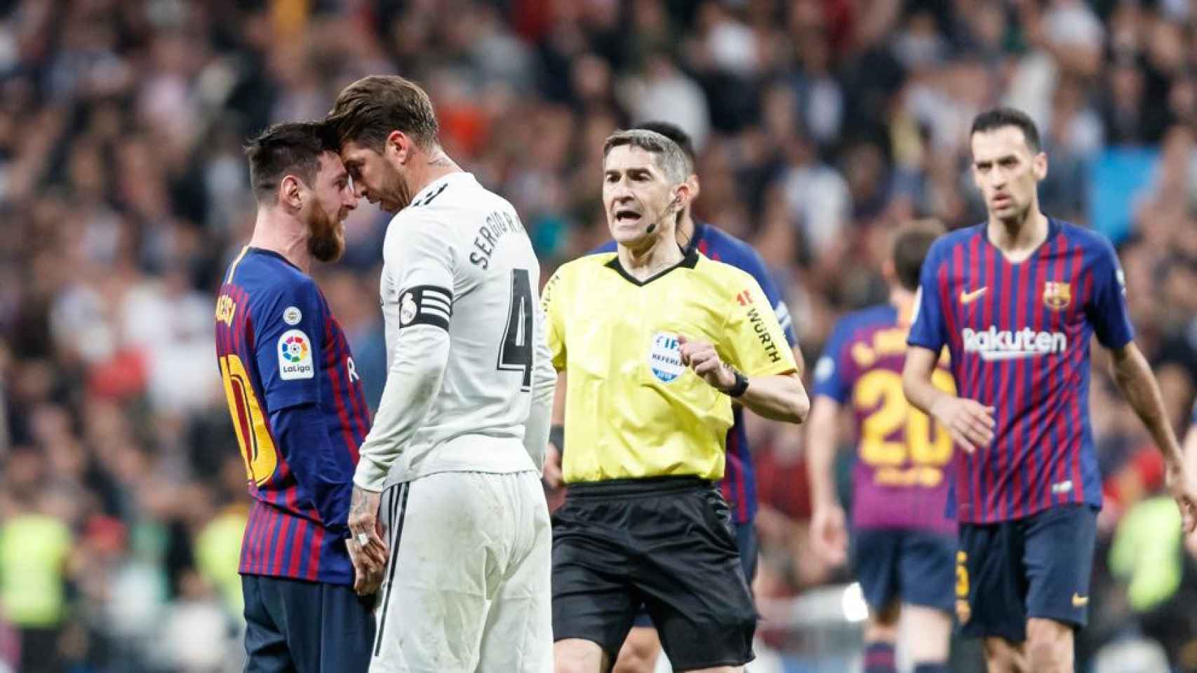 Messi encarándose a Ramos en un clásico / EFE