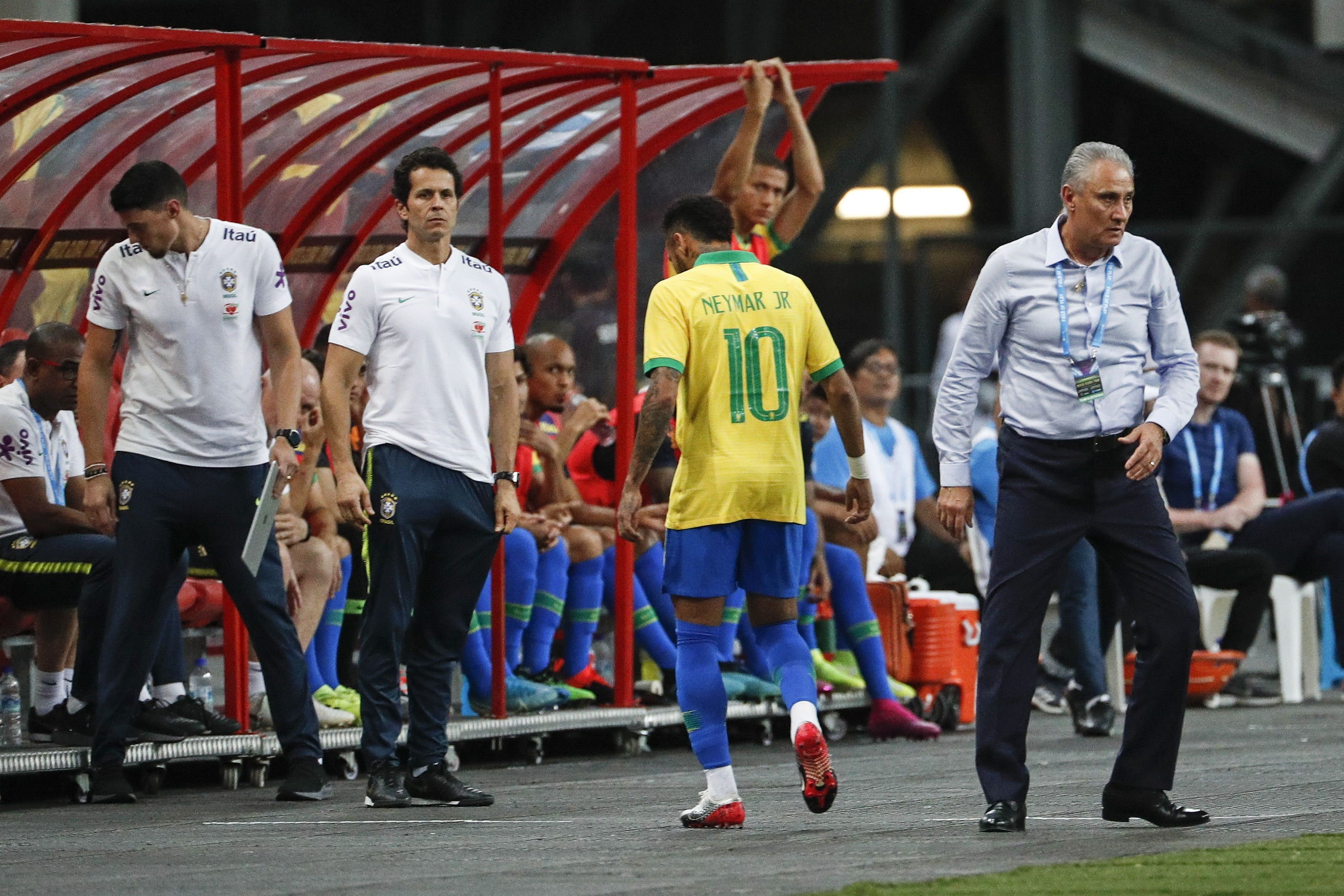 Neymar Junior retirándose lesionado contra Nigeria / EFE