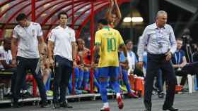 Neymar Junior retirándose lesionado contra Nigeria / EFE