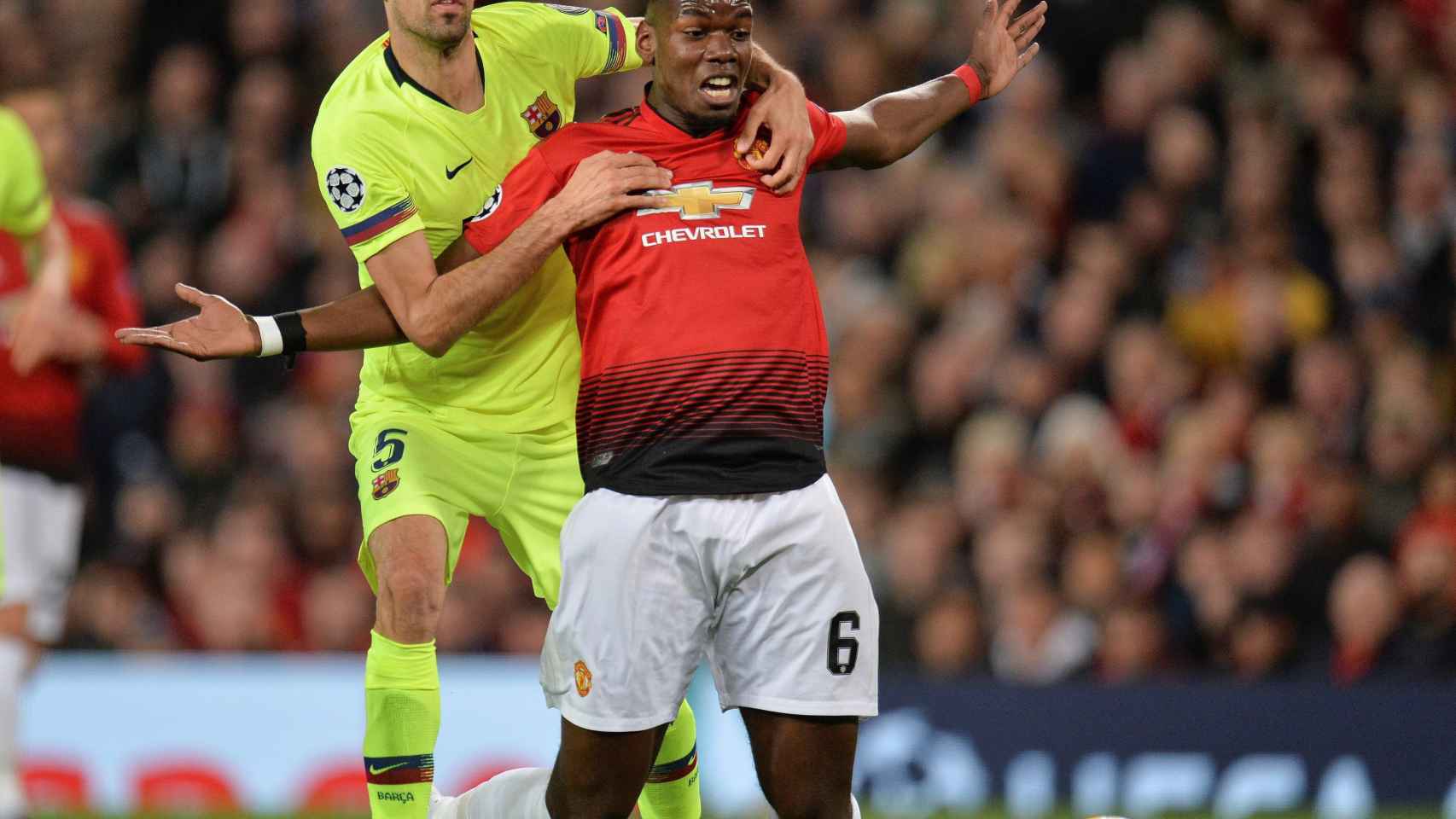 Sergio Busquets agarrando a Paul Pogba en una acción del United / EFE
