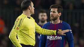 Una foto de Mateu Lahoz durante un partido del Barça hablando con Messi / EFE