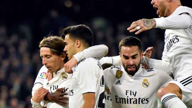 Los jugadores del Real Madrid celebran el gol de Modric al Betis / EFE