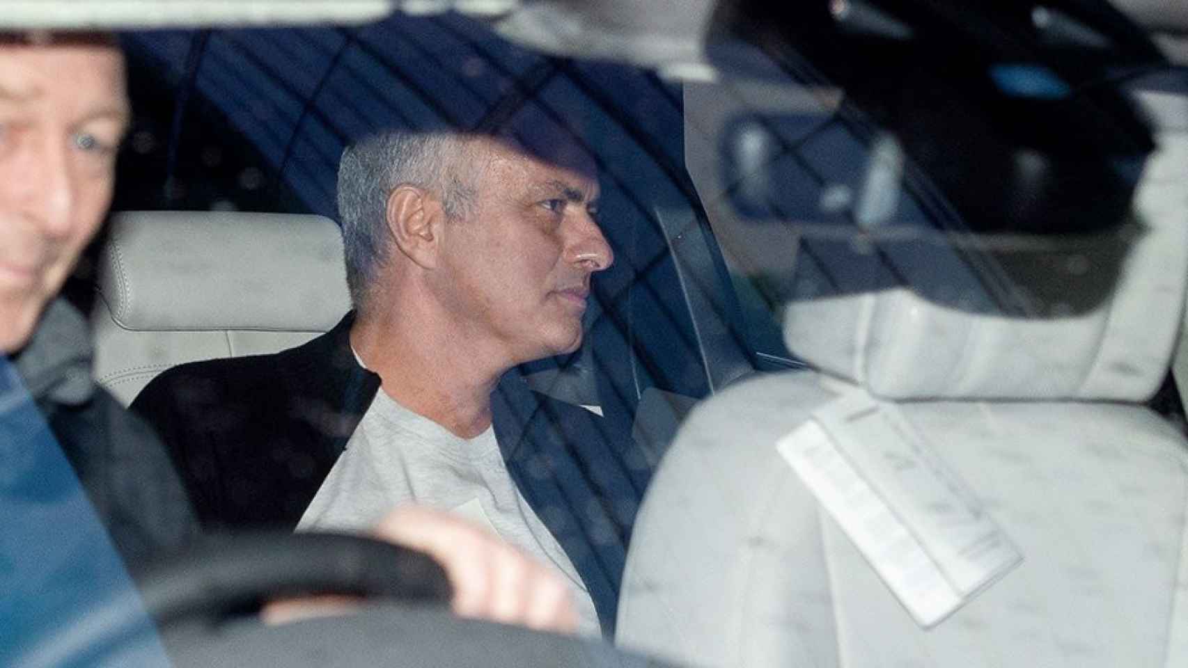 El técnico José Mourinho, en el coche tras ser despedido del Manchester United / EFE