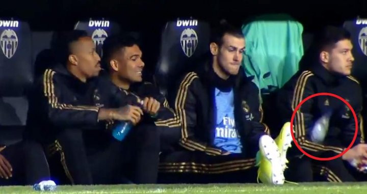 Bale pasó el rato en Mestalla jugando con una botella/ Twitter