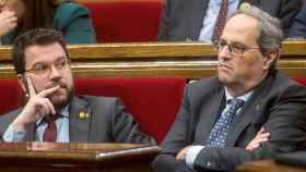 El presidente de la Generalitat, Quim Torra, junto a su vicepresidente, Pere Aragonés (i), líderes de dos partidos independentistas enfrentados por el coronavirus / EFE