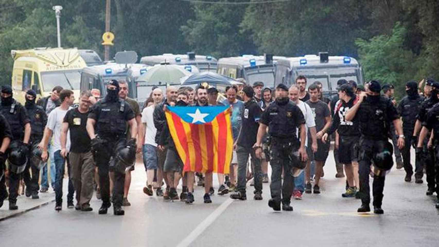 Manifestantes independentistas y CDR se concentran cerca del centro de eventos Mas Marroch del Celler de Can Roca, en el municipio de Vilablareix, Girona, ante la llegada de los reyes, Felipe VI y Letizia / EFE