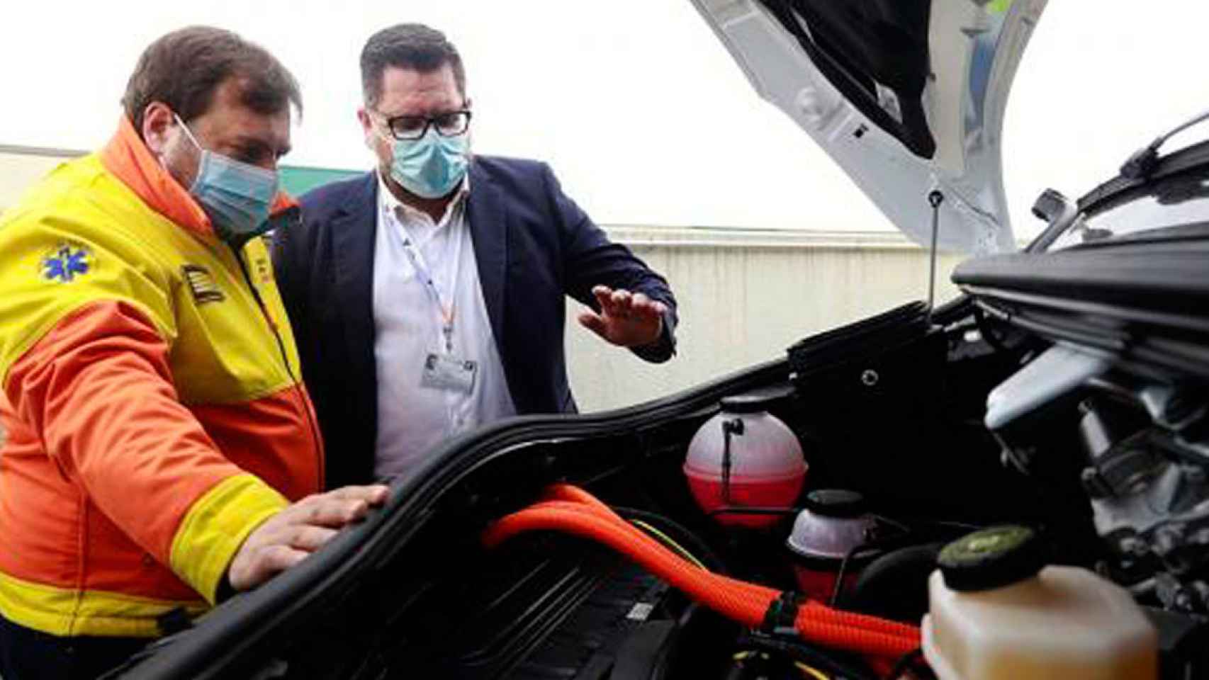 Vicenç Chicharro (d), presidente de Grup La Pau, mostrando una ambulancia eléctrica / Cedida