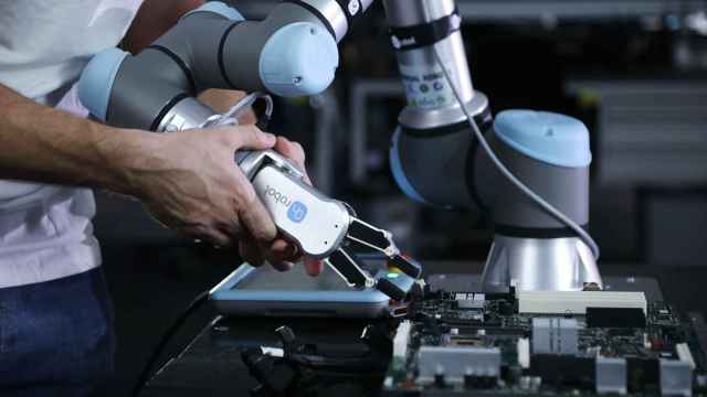 Un técnico de OnRobot maneja un robot colaborativo o cobot / ONROBOT
