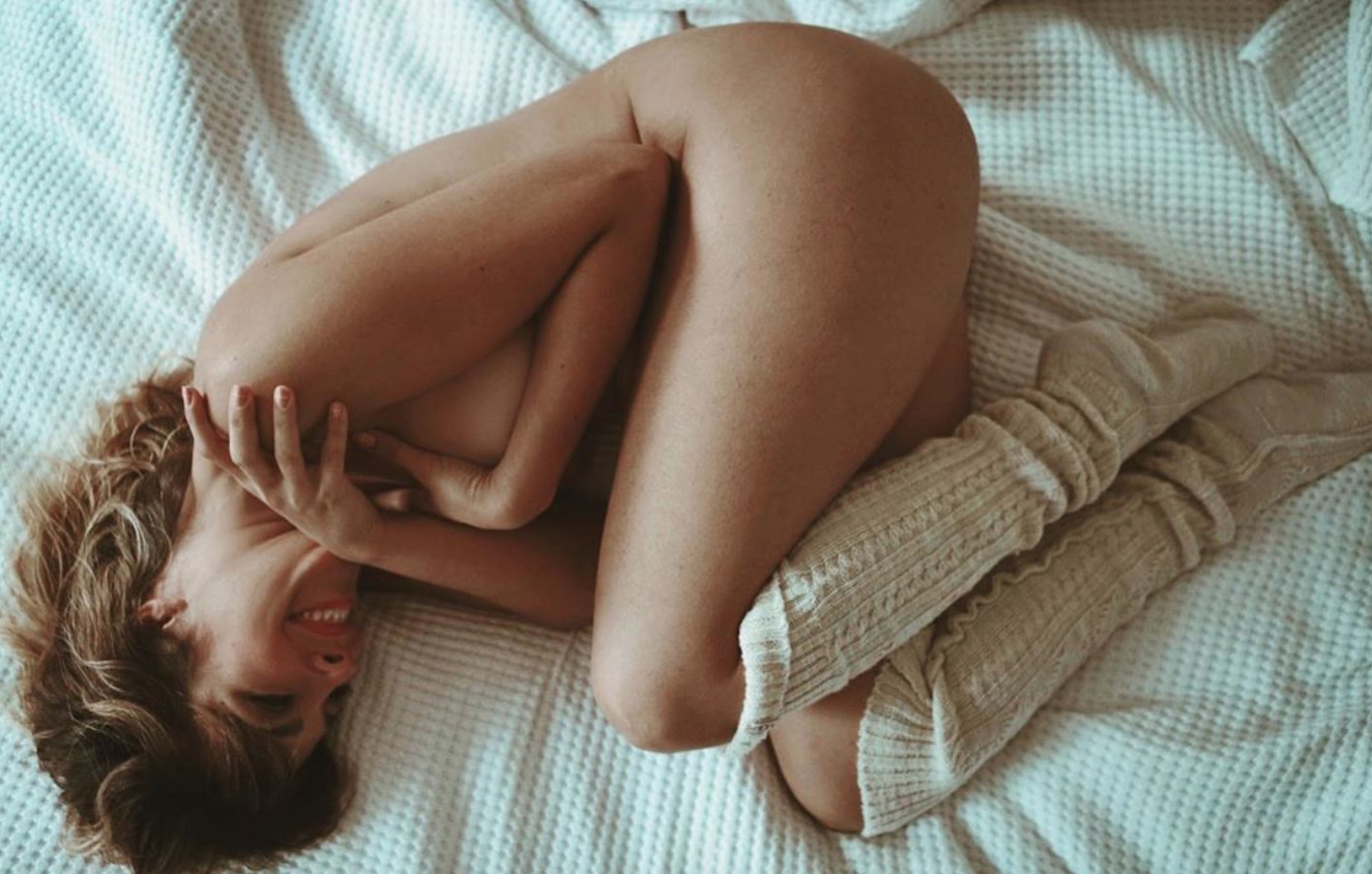Gisela Lladó se fotografía desnuda encima de la cama / INSTAGRAM