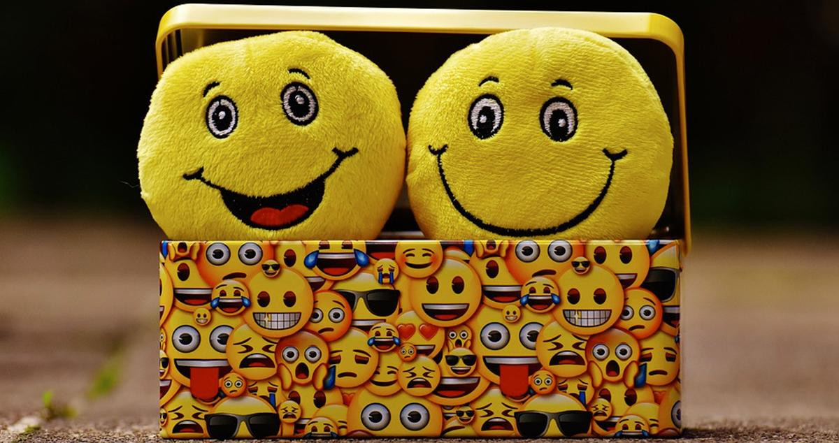 Dos emojis de peluche dentro de una caja decorada con emojis / PIXABAY