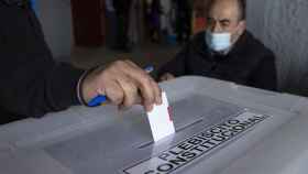 Un ciudadano vota el plebiscito constitucional en el colegio electoral del Estadio Nacional de Santiago de Chile / EFE - Alberto Valdes