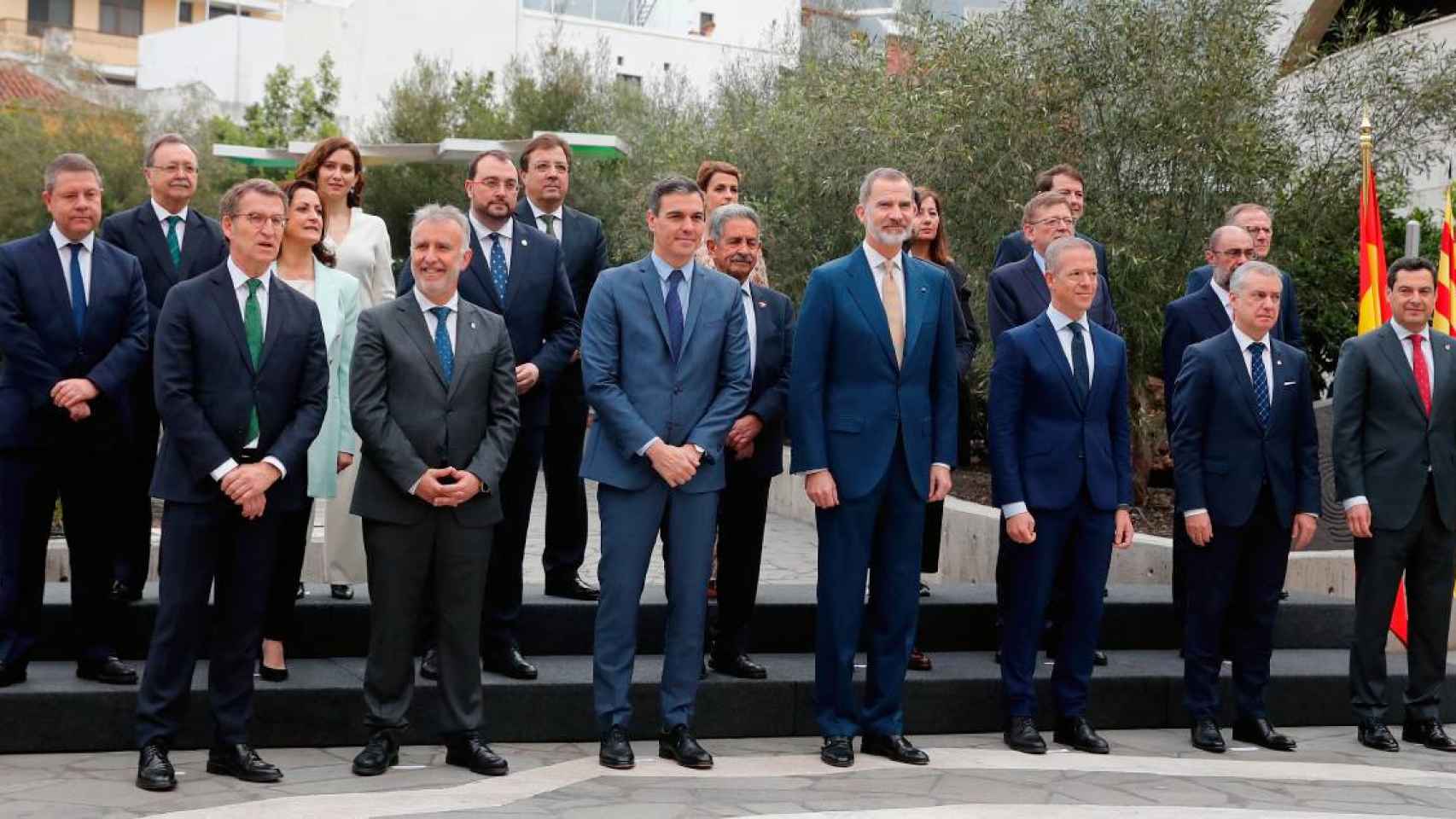 Los presidentes de las CCAA (excepto Pere Aragonès) posan junto al Rey / EFE