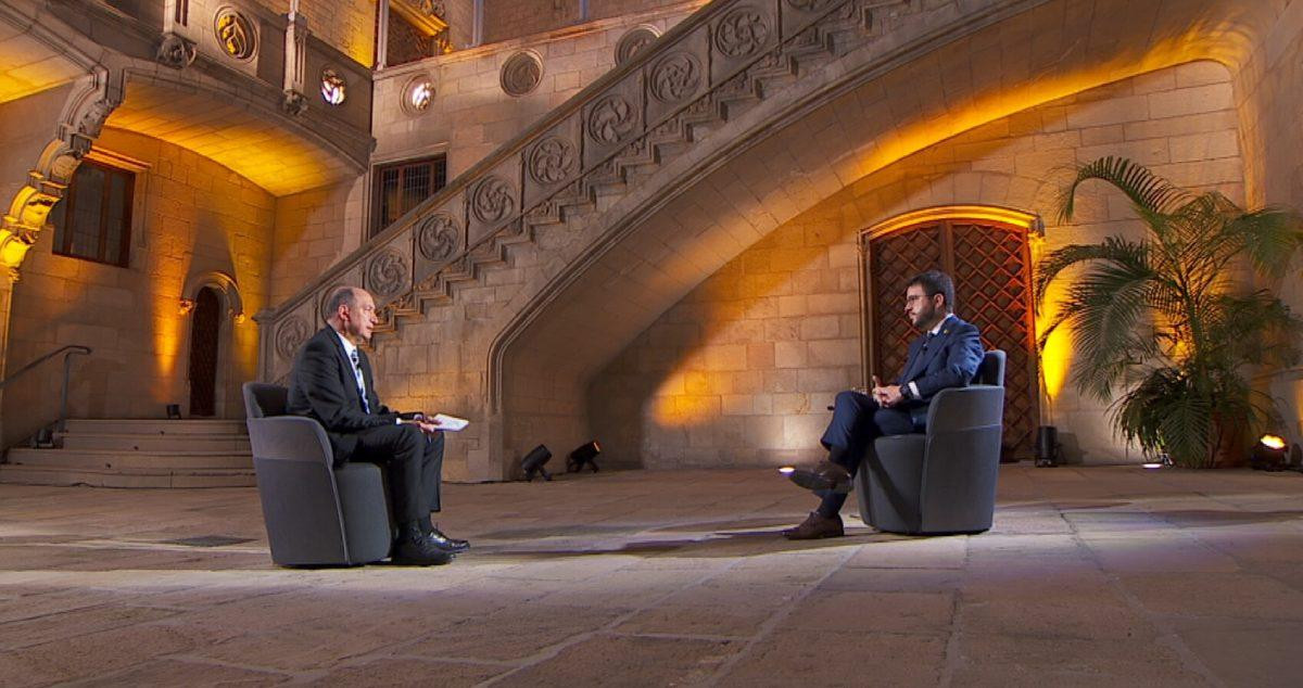 El director de TV3, Vicent Sanchis, entrevista al presidente de la Generalitat, Pere Aragonès / TV3