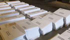 Papeletas y sobres de las elecciones en una de las mesas / EUROPAPRESS