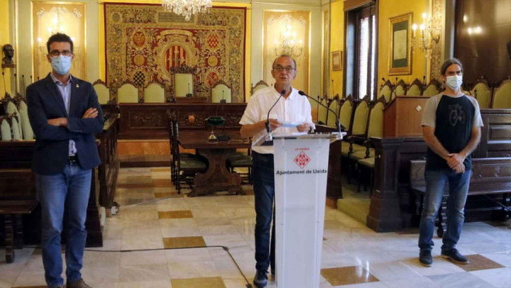 El alcalde de Lleida, Miquel Pueyo, en el centro de la imagen / 324