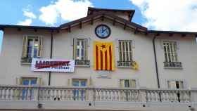 Un ayuntamiento catalán con una de las banderas no oficiales en su fachada / AJ. CARDEDEU