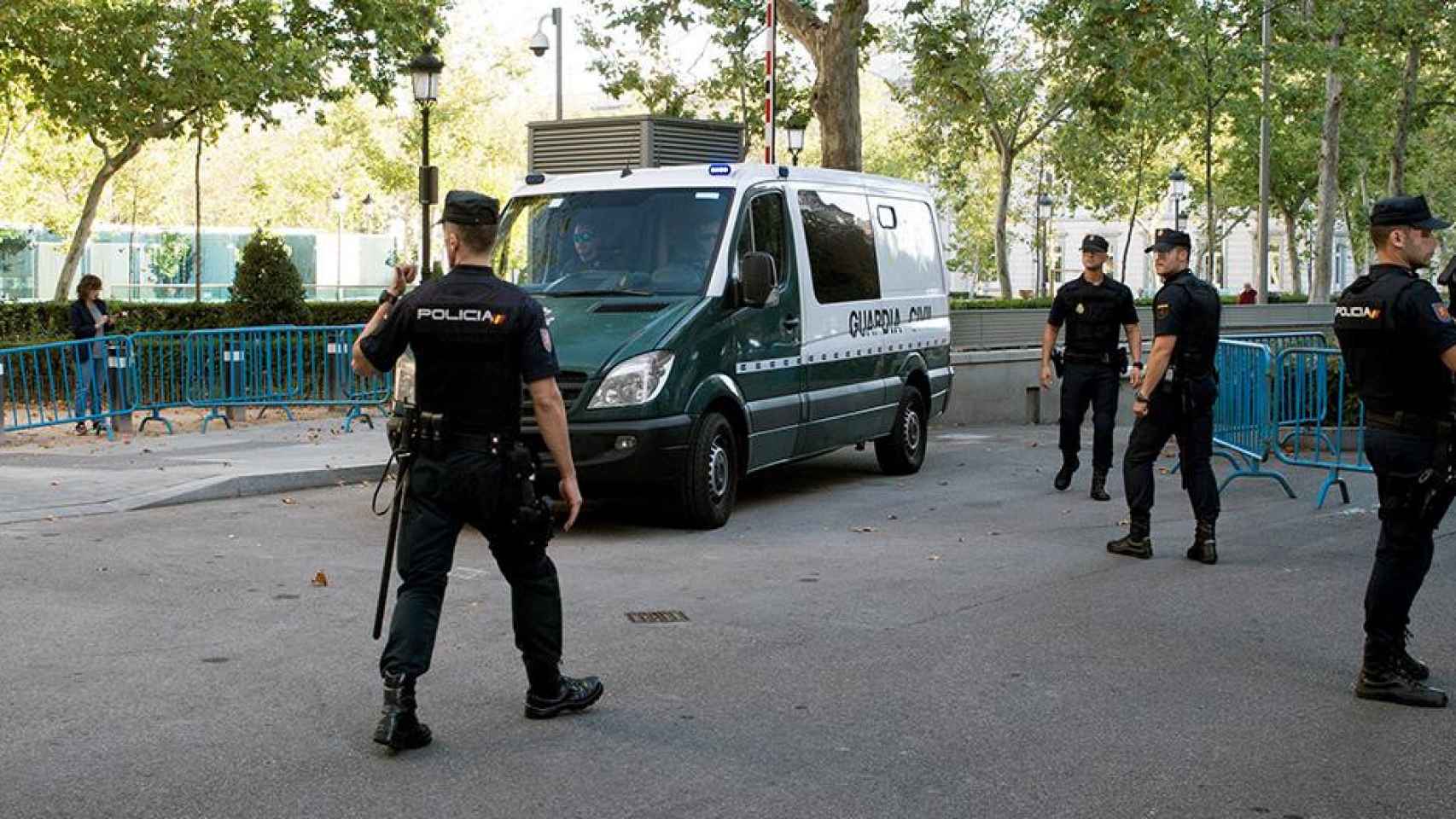 Un vehículo de la Guardia Civil en el traslado de siete miembros de los CDR detenidos por presunto terrorismo / EFE