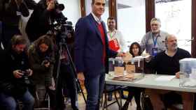El presidente del Gobierno en funciones y candidato del PSOE a la presidencia del Gobierno, Pedro Sánchez, vota en un colegio electoral / EFE