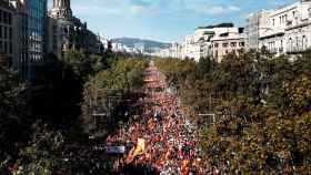 Imagen aérea de los manifestantes constitucionalistas convocados Societat Civil Catalana (SCC) contra el 'procés' en Barcelona / EFE