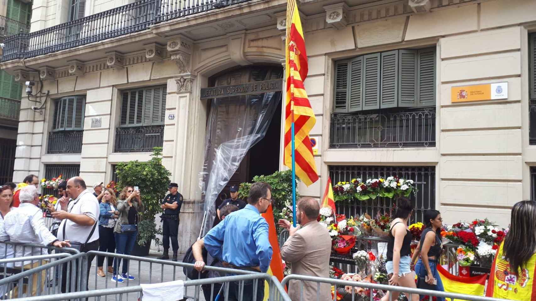 Personas llevando flores y dando su apoyo a la Policía Nacional ante la jefatura de Vía Laietana de Barcelona