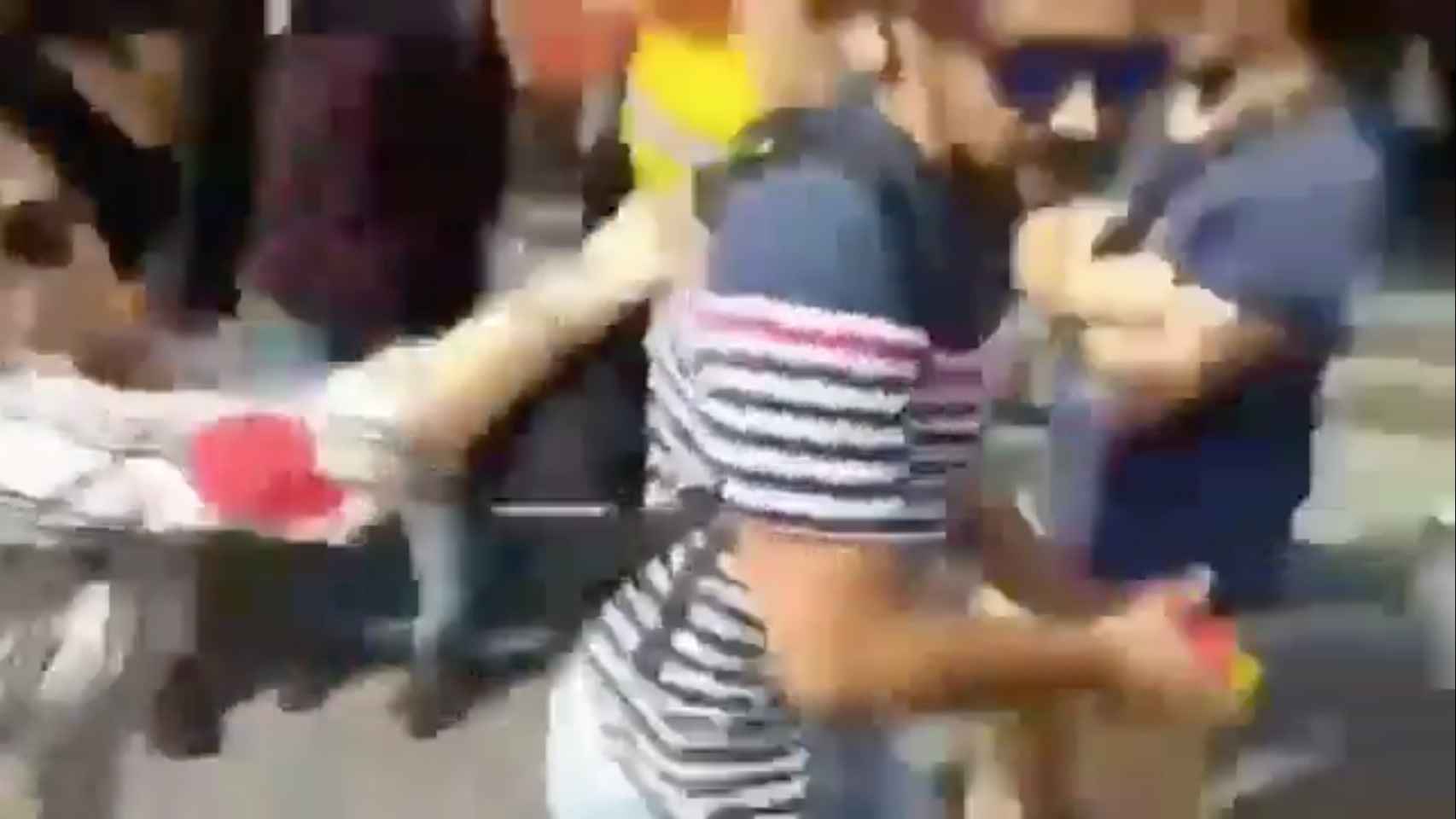 Momento de la agresión a una mujer por llevar la bandera de España / TWITTER